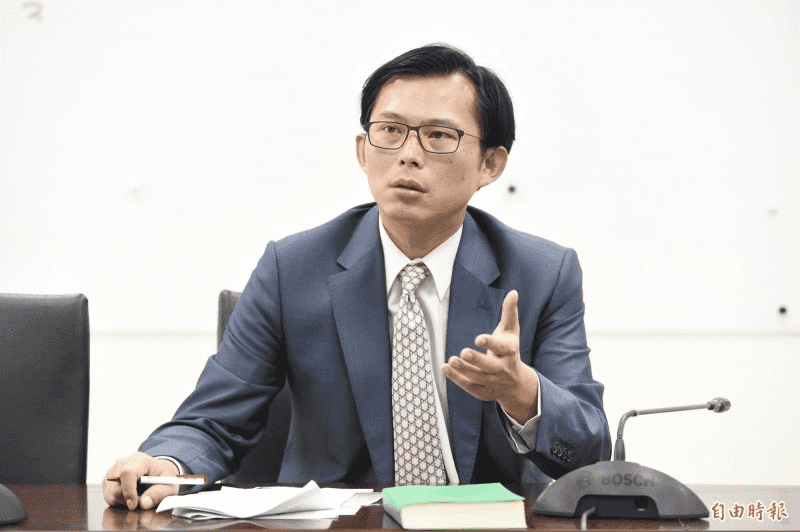 辭職、調職與政治失職：從菸品案例探討處分官員的政治責任